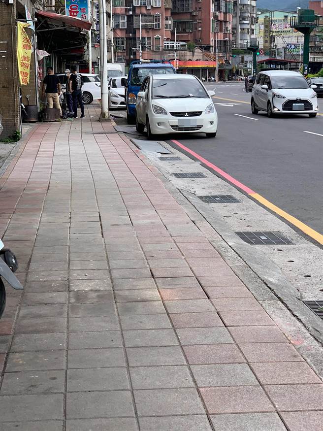 基隆一名郭姓男子今天下午2点多，载着顏姓前同事至百福区某工厂找前老板讨积欠薪水。（陈彩玲摄）