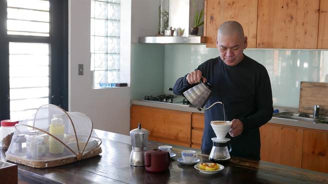 導演蔡明亮常常舉辦咖啡活動與影迷互動，如今因為疫情，活動全停擺。（汯呄霖電影提供）