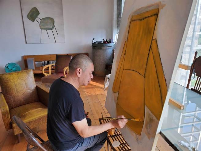 蔡明亮居家防疫期間寄情於油畫創作。（汯呄霖電影提供）