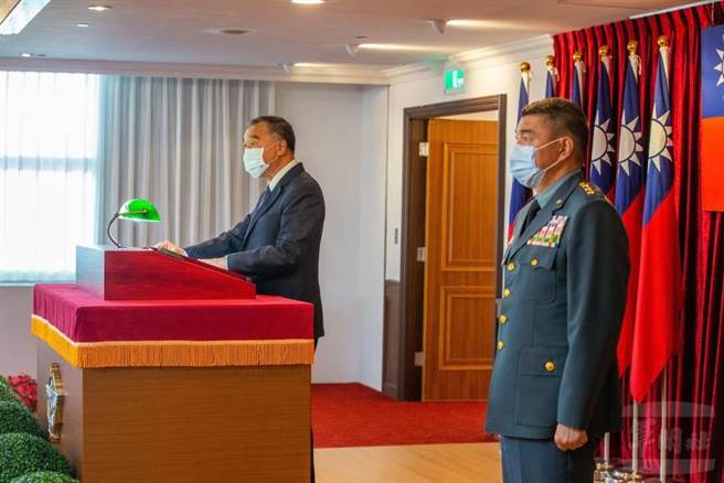 國防部長邱國正在大直在博愛營區主持參謀總長陳寶餘上將任職布達典禮。軍聞社提供