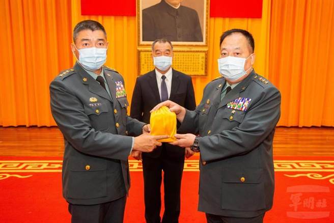 國防部長邱國正在桃園大漢營區主持陸軍司令任職布達交接暨授勳典禮。軍聞社提供