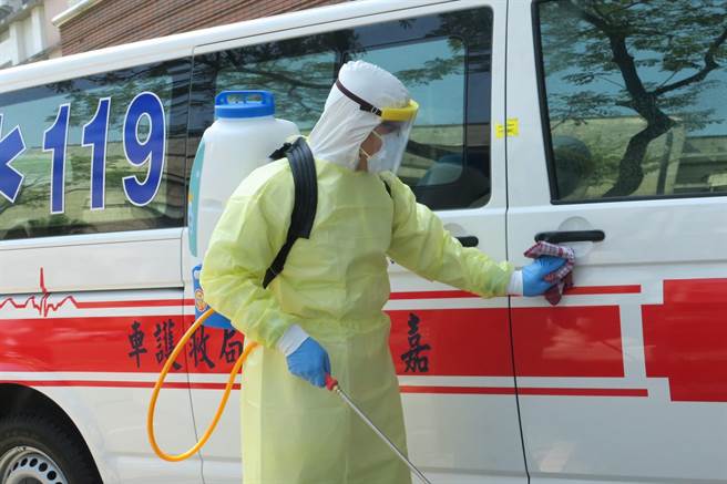 消防员疫情期间出勤风险增加，且需着防疫装备相当辛苦。（翻摄照片／张亦惠嘉县传真）