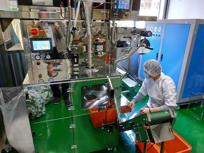 坪林农会专人操作立体茶包包装机。（新北市农业局提供）