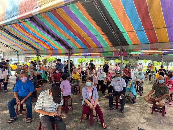 戶外等待區也坐滿報到後等待施打的長輩。（張亦惠攝）
