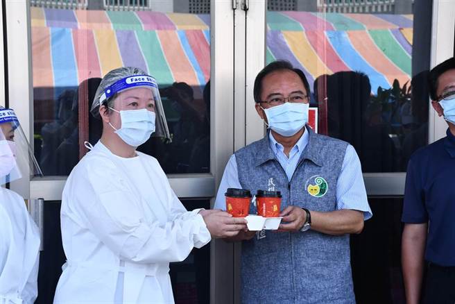民雄鄉長何嘉恒送咖啡給民雄國中大型接種站的醫護人員。（民雄鄉公所提供／張亦惠嘉縣傳真）
