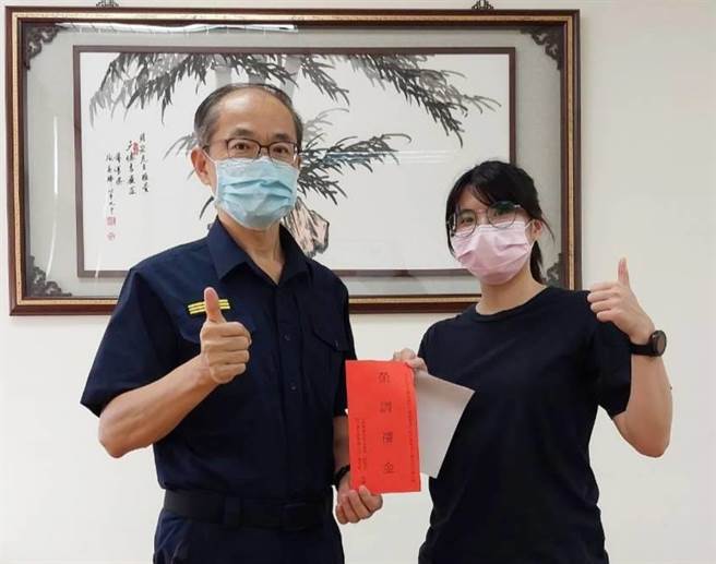 台南市白河警分局警员陈怡平（右）将核调永康分局交通分队，白河分局长陈明宏（左）特别颁赠纪念品。（读者提供／张毓翎台南传真）