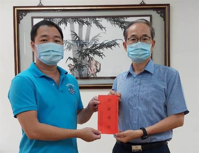 台南市白河警分局侦查佐曾安健（左）将核调新化分局，白河分局长陈明宏（右）特别颁赠纪念品。（读者提供／张毓翎台南传真）