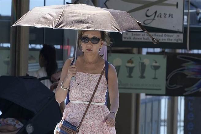 美加連日高溫 死亡人數破百。(圖／美聯社)