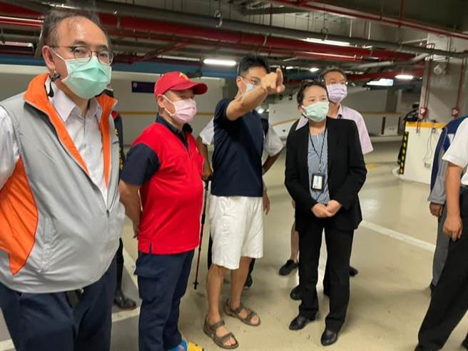 北市副市长黄珊珊赴环南市场PCR筛检站视察，表示1日要进行大规模3000人筛检，谢谢亚东医院支援及自治会认真造册。（摘自黄珊珊脸书 ／张颖齐台北传真）