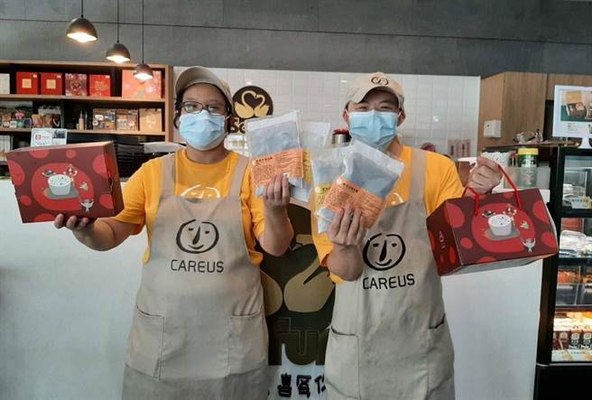 民眾上网选购喜憨儿冷冻食品岩烧猪肉加上酱烤带骨鸡腿，或松阪猪加上麻油猴头菇汤，各一份只要368元，就可享免运费宅配到家。（林雅惠摄）