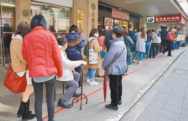 保单纾困开办3小时，借款金额衝破1.32亿。图为1月臺湾产物总部门口排队人潮。（图／本报资料照）