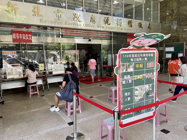 疫情3级警戒恢復临柜报税情形（图／吴静君摄）