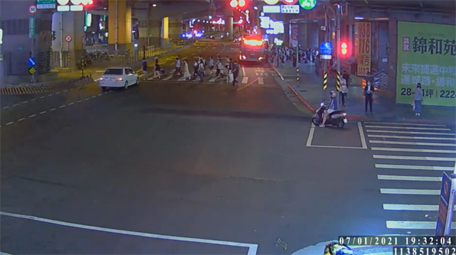 位于新北市中和区的景安捷运站外发生惊悚车祸，一辆轿车违规闯红灯撞上行人，共计5人受伤。（翻摄照片）