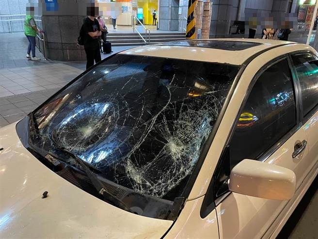 肇事男子所駕駛的車輛暫時被安置在路邊，擋風玻璃因撞擊關係裂出蜘蛛網狀。（葉書宏攝）