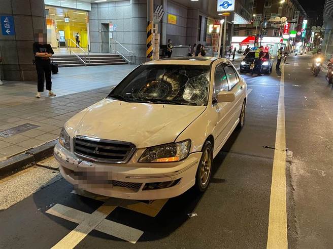 肇事男子所驾驶的车辆暂时被安置在路边，挡风玻璃因撞击关系裂出蜘蛛网状。（叶书宏摄）