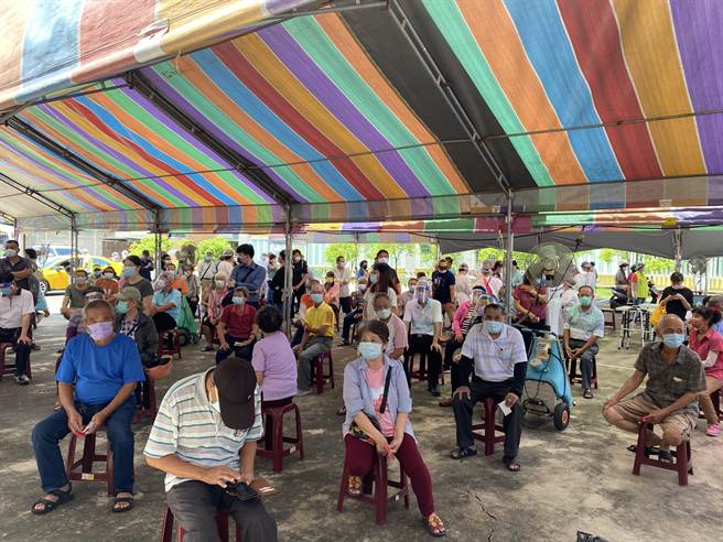 今天一早就有不少民眾前往大型接种站打疫苗，等候区也座无虚席。（张亦惠摄）