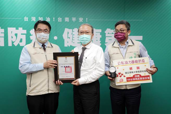 清华大学南部校友会及博仁狮子会捐赠115台条码感应器助台南市场实联制。（台南市政府提供／曹婷婷台南传真）