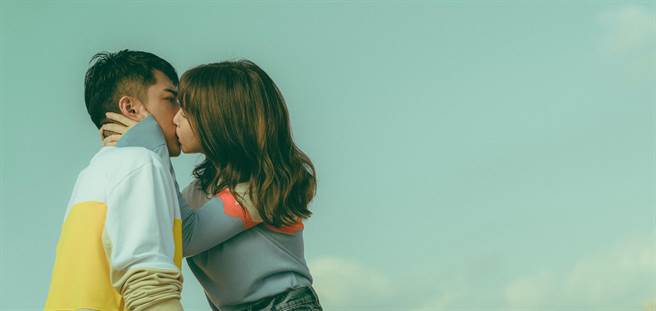 郭书瑶（右）片中的强吻让蔡凡熙意外。（皮诺丘电影提供）