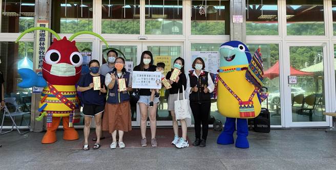 丰滨乡公所7月1日通知17个申请「儿童生日礼金」的家长来领取，10名儿童在家长陪同下前往领取，并与乡内吉祥物「飞儿」、「虾儿」一起合照。（丰滨乡公所提供／罗亦晽花莲传真）