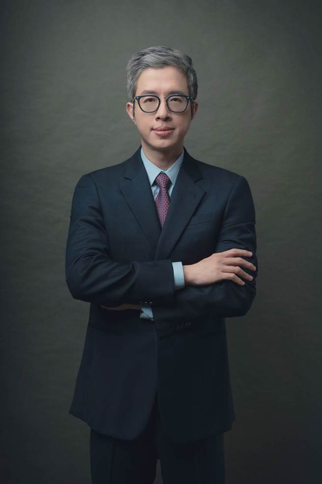 邱浚彦医师认为，自体肋骨隆鼻加上缩鼻翼手术，整体的鼻形会看起来更精致。（戴志扬翻摄）