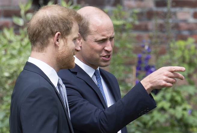 威廉与哈利兄弟1日撇开歧见，在母亲黛安娜王妃60岁冥诞当天，在肯辛顿宫「低地花园」为她的雕像揭幕。（美联社）