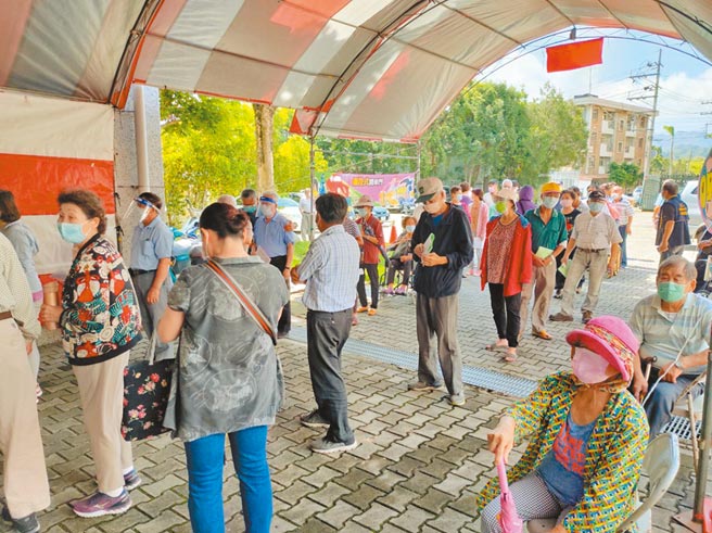 台中市AZ疫苗快打站報到率超乎預期，許多站點出現「搶打潮」。（民眾提供／王文吉台中傳真）