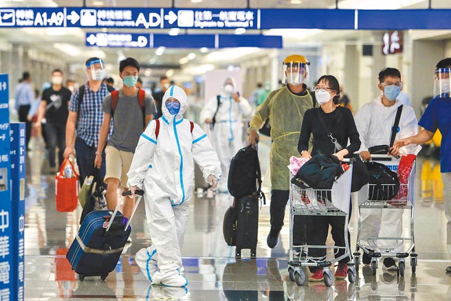 防堵Delta病毒，桃园市长郑文灿数度建议中央审慎思考机场入境採检方式，图为机场旅客全副武装入境。（本报资料照片）