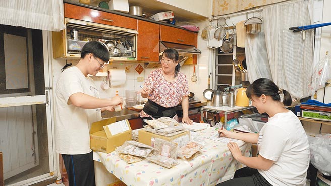 因前夫扛下百万债务的李佳菁，在中信慈善基金会「信扶专案」的协助下，成功创业代客料理。（中信慈善基金会提供）