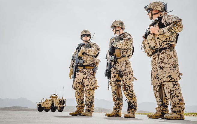 阿富汗一处军营里的德国士兵。德国驻阿富汗部队已全部撤离当地，驻阿富汗美军也将于近日撤离完毕，仅留下若干部队保护美国大使馆和喀布尔国际机场。（路透）