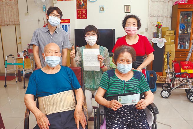 92岁李左任、89岁卢月娥老夫妇（前排）近日有感疫情严峻，捐出毕生积蓄100万元，社会局长张锦丽（中）昨登门致谢。（新北市社会局提供／许哲瑗新北传真）