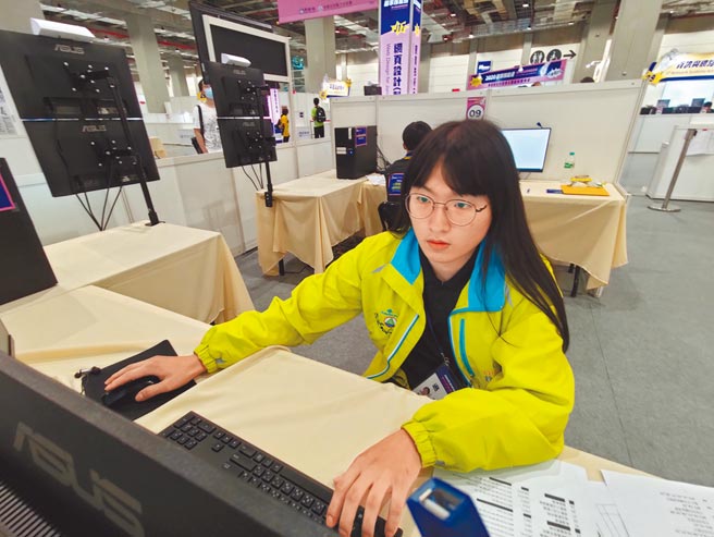 四技二专分发出炉，新北高工学生王正宏，曾有如骇客发现麦当劳优惠券程式瑕疵，这次顺利录取台科大资工系。（新北市教育局提供／许哲瑗新北传真）