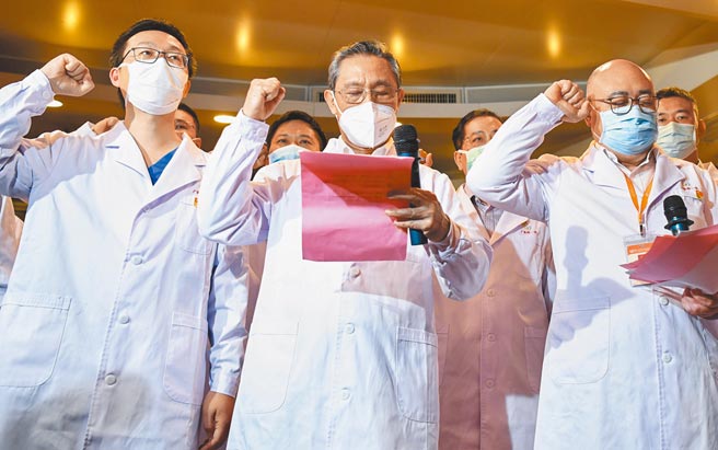 中共党员至今年6月5日，党员总数为9514.8万人。图为大陆着名防治新冠肺炎专家锺南山（前排中），日前在入党宣誓仪式上领誓。（新华社）