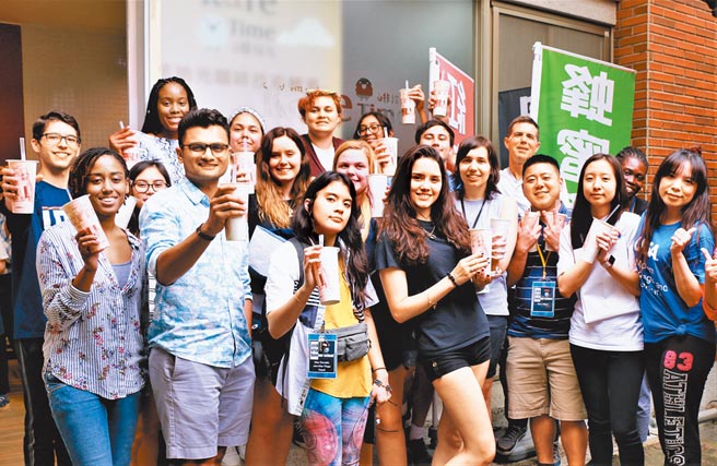 朝阳科大办学绩效亮眼，近年来吸引许多国际学生前来就读。图为疫情警戒前校方举办国际生聚会活动。（朝阳科大提供／林欣仪台中传真）