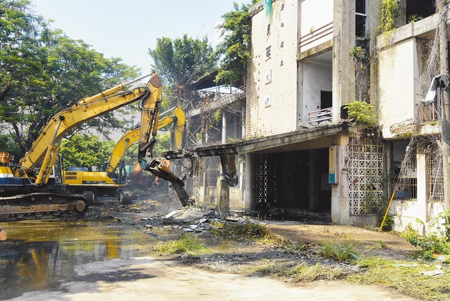 彰化县员林市卫生所暨长照卫福大楼新建工程，30日挖土机进驻正式拆除，原地地上物为彰化县立员林医院，閒置超过20多年杂草丛生，还曾有剧组到此拍摄鬼片。（吴建辉摄）