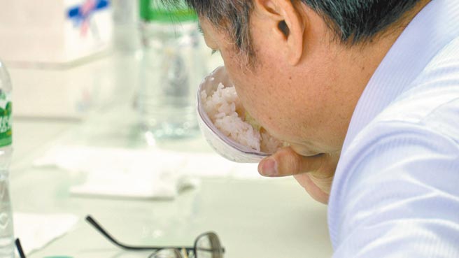 連續舉辦17年的全國稻米品質競賽首次宣布停辦，而常獲全國米王常勝軍和百萬獎金的池上鄉公所和農民們紛紛表示可惜；圖為去年活動照片。（蔡旻妤攝）