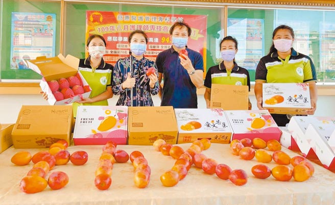 慈惠醫專主任祕書謝國榮（中）與副校長祕書黃蘭茜（左二）呼籲校友與各界持續力挺屏東芒果。（謝佳潾攝）