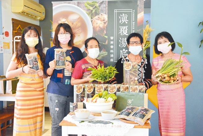 出生屏东县里港乡定远自治区的鲁玟言（左一），透过滇缅美食常用的香料调味成火锅汤底，盼能顺势推广社区文化。（林和生摄）