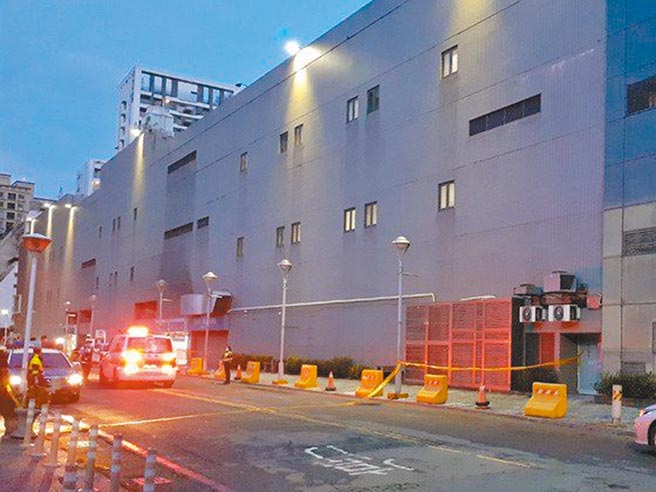 30歲陳姓男子昨日清晨4時30分全身是血倒臥在高雄三民區一處賣場旁的順昌街上，警消獲報到場將男子緊急送醫，搶救1小時後仍宣告不治；警方追查，陳男疑與他人因債務糾紛，雙方談判破裂遭人毆打刺死。（翻攝照片／劉宥廷高雄傳真）