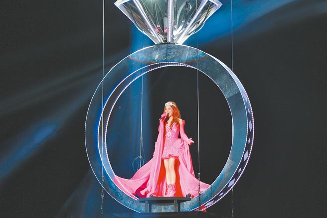 丁噹「真爱好难得」演唱会重温经典情歌。（相信音乐提供）