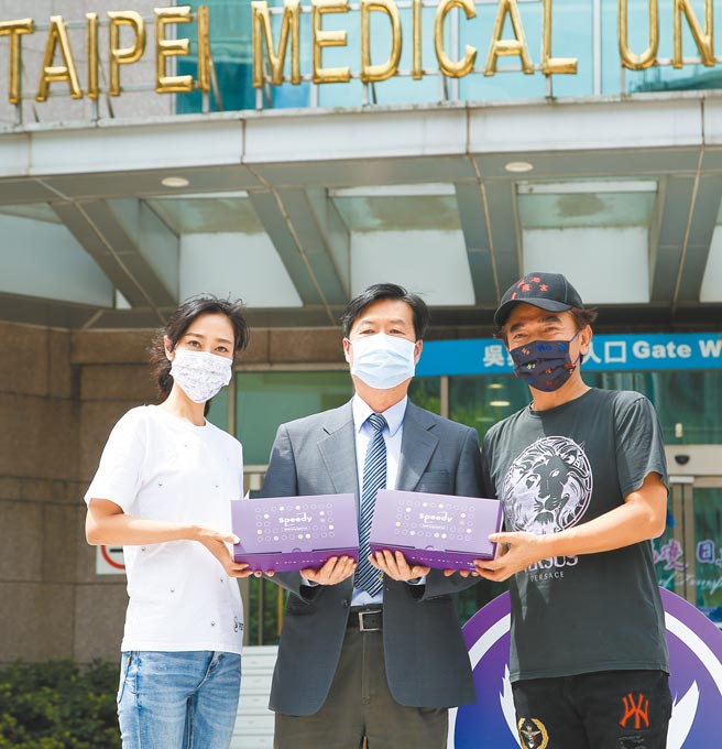 吴宗宪（右）昨捐赠快筛剂，北医行政副院长李思智（中）代表领取。（陈俊吉摄）