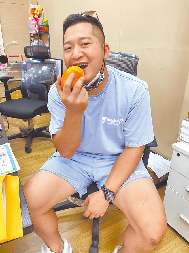 草爷希望抛砖引玉，让更多社会大眾一起帮助屏东果农。（红心字会提供）