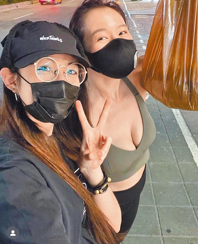 李千那（左）外送美食給劉品言。（摘自李千那IG）