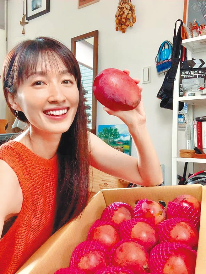 田中千绘日前订购屏东芒果支持果农。（摘自脸书）