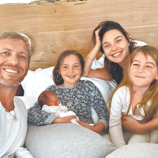 盖儿加朵（右二）贴上全家福宣布顺产。（摘自IG）