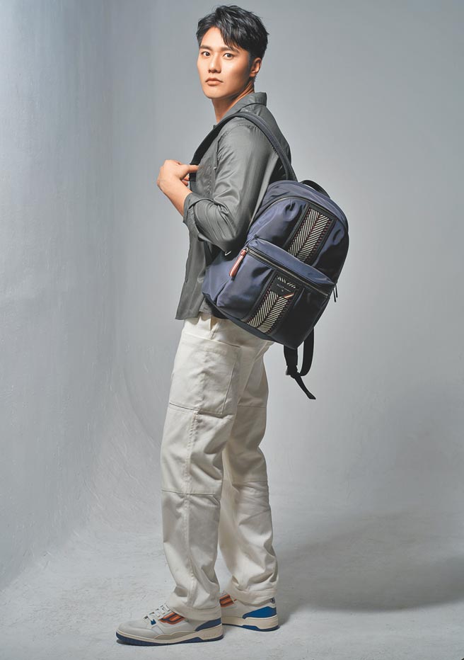 張睿家身穿Peter Wu新裝搭配BALLY EXPLORE系列 午夜藍色尼龍皮標後背包，2萬9600元、KUBA系列運動鞋，1萬7600元。（服裝/Peter Wu、包包、鞋款/BALLY、攝影/JOJ PHOTO）