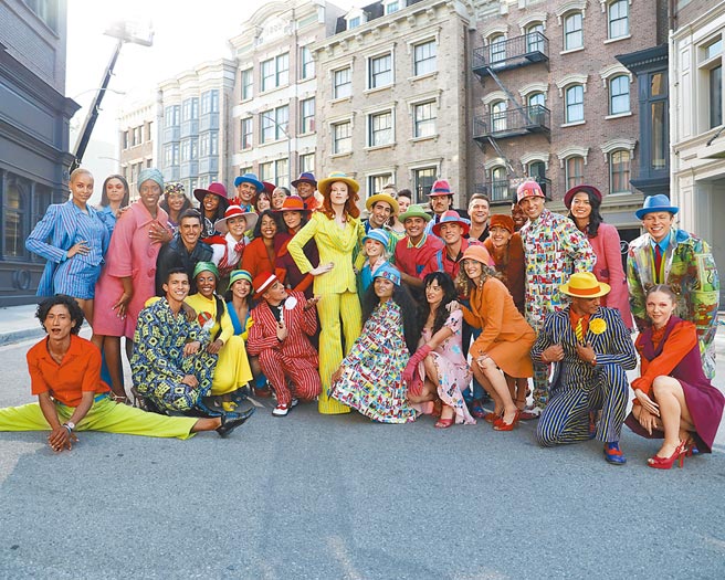 充满歌舞感的影片节奏，让 2022的Moschino看了就心情好。（Moschino提供）