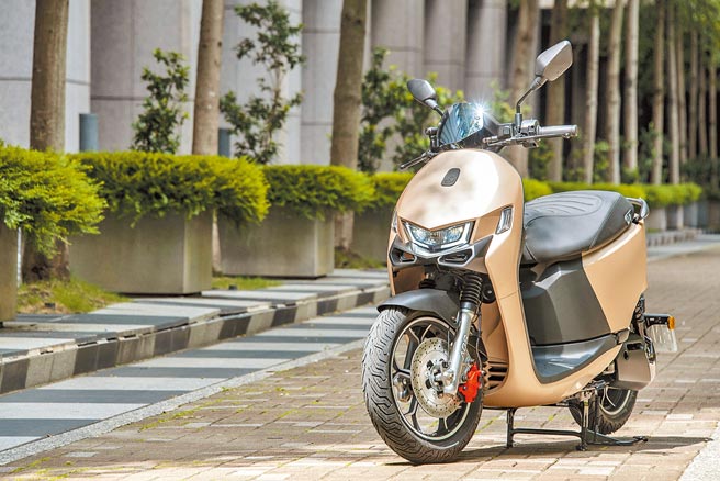 宏佳騰Ai-1 Ultra ABS有夜幕紫、曙光金（見圖，陽光照射下顯得特別耀眼）、墨軍綠3款車色選擇，售價10萬7980元，若搭配政府補助，以南投縣汰購電動機車為例，可再折2萬4000元。（陳大任攝）