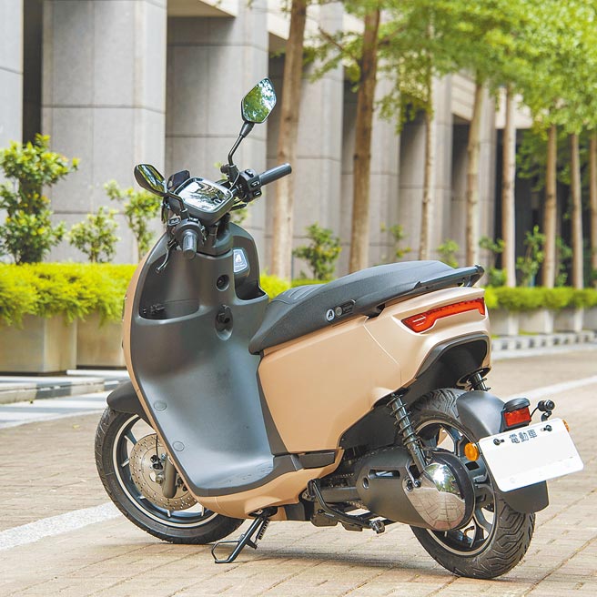 車尾簡潔有力，排照框右側安裝原廠行車紀錄器。（陳大任攝）