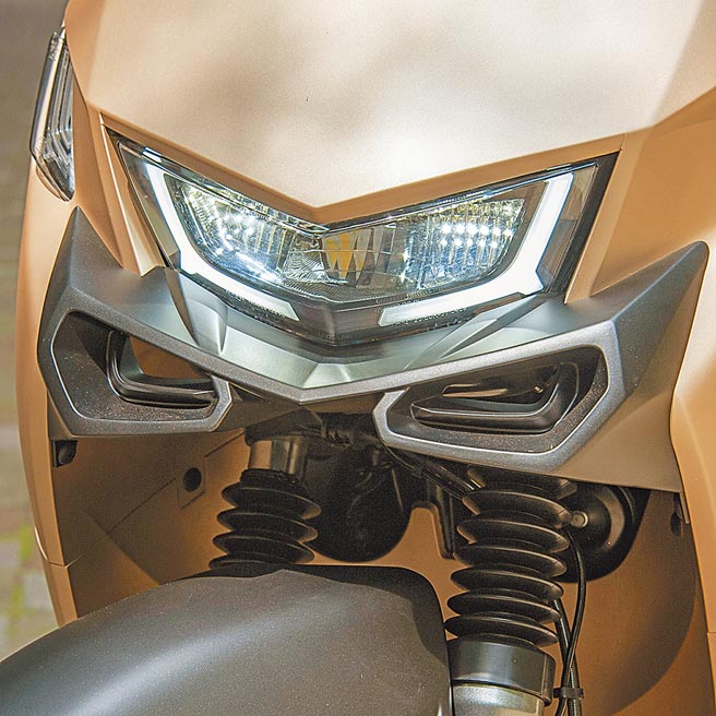 CLASS D汽車等級頭燈，超越同級車亮度。（陳大任攝）