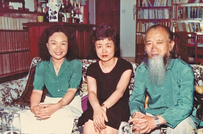 1982年底邝姐姐（左一）和张杰来访香港，摄于金铨和我（中）沙田的家中。